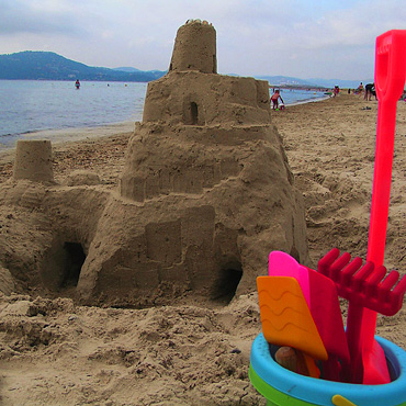 Chateau de sable sur une plage en Provence