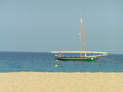 voilier sur la mer devant la plage